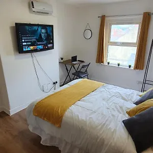 Fast Broadband, Budget Stay, Free Netflix. Apartment