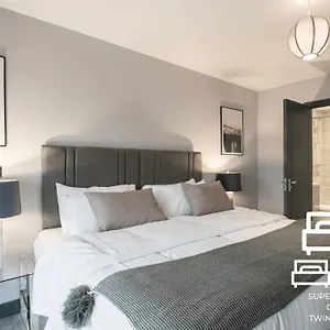 Luxe Apartments, The Moorwell, Parking, Gym - 10mins Ctr Apartment