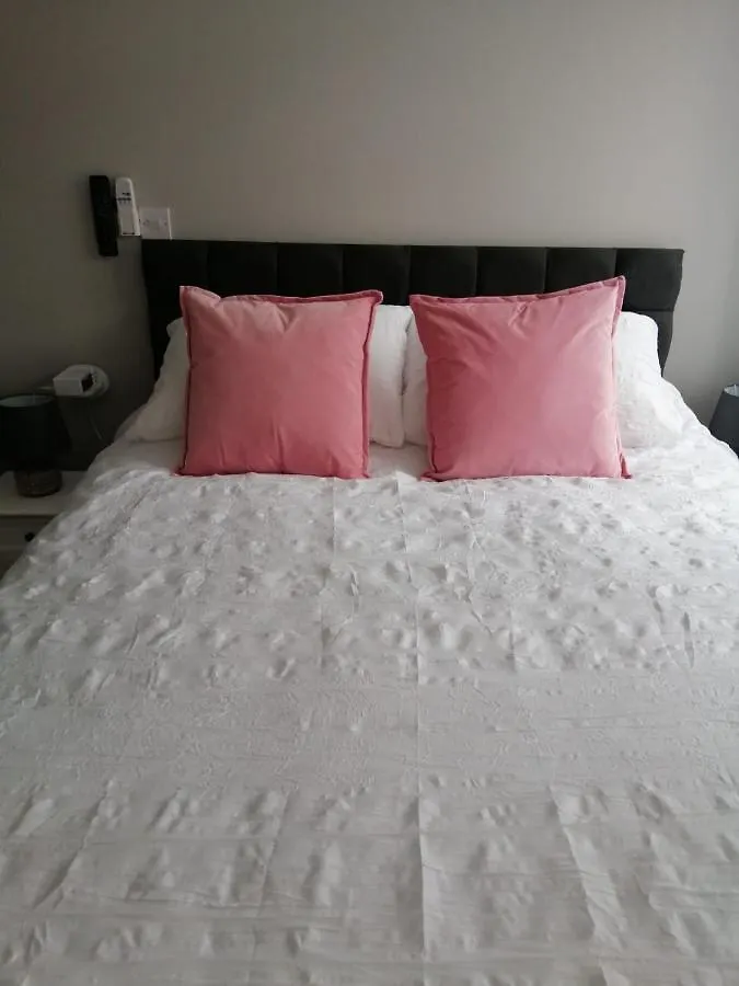 קארדיף Beechfield House Modern Studio Self-Contained Unit With Free Wifi And Parking And Kitchen Area 4M From City Centre And Castle