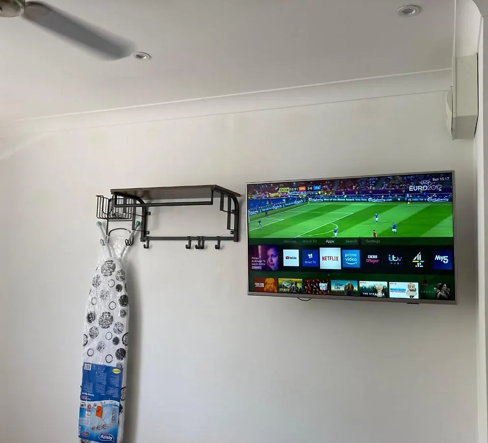 קארדיף Beechfield House Modern Studio Self-Contained Unit With Free Wifi And Parking And Kitchen Area 4M From City Centre And Castle בריטניה