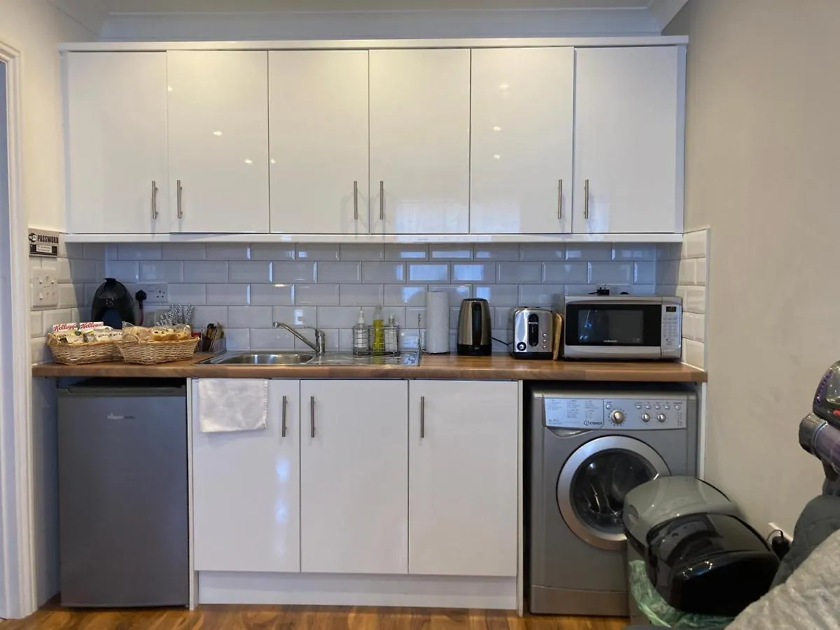 קארדיף Beechfield House Modern Studio Self-Contained Unit With Free Wifi And Parking And Kitchen Area 4M From City Centre And Castle דירה